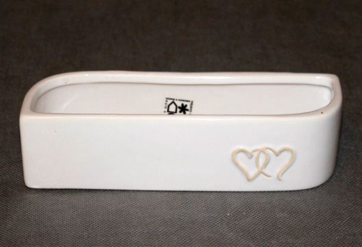 Белая ваза кашпо с сердечками