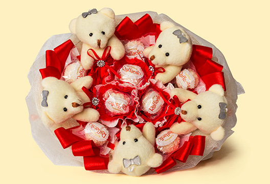 Букет из конфет Рафаело и плюшевых мишек