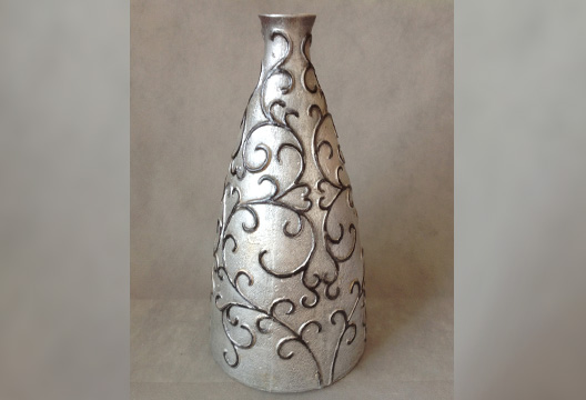 Серебристая напольная ваза с узором