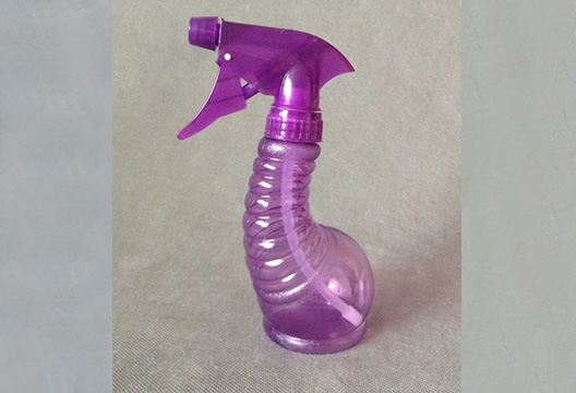 Сиреневый пластиковый опрыскиватель